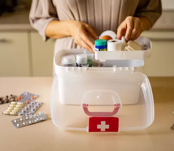 Hausapotheke im Koffer mit Verbandsmaterial