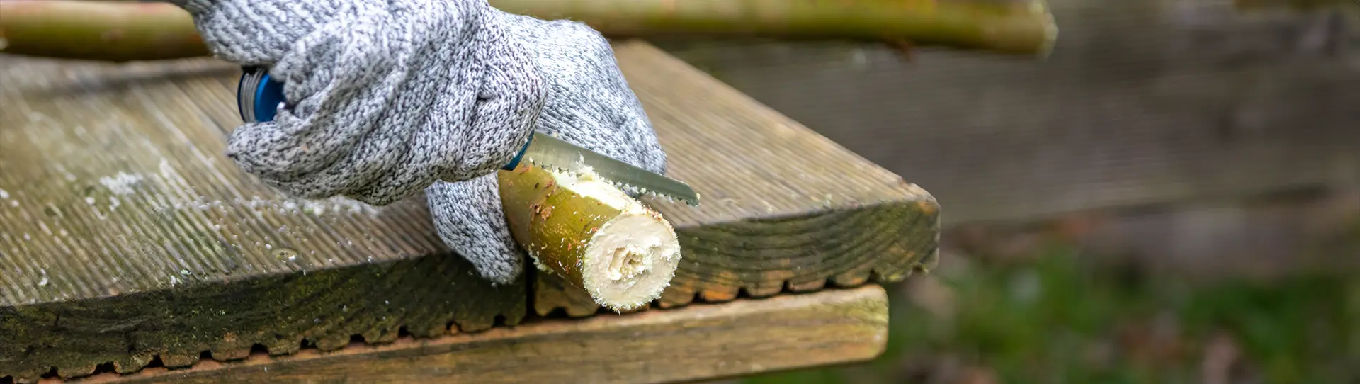Verletzungsgefahr Holz mit Taschenmesser bearbeiten